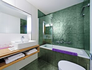 Habitación triple superior | Baño | Artículos de higiene personal gratuitos y secador de pelo