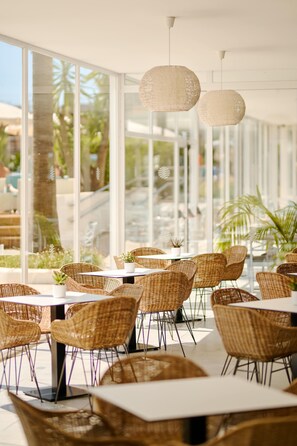 5 bars/lounges, poolside bar