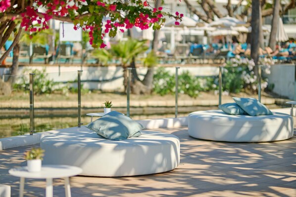 5 bars/lounges, poolside bar
