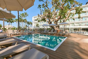 Piscine extérieure (ouverte en saison), parasols de plage