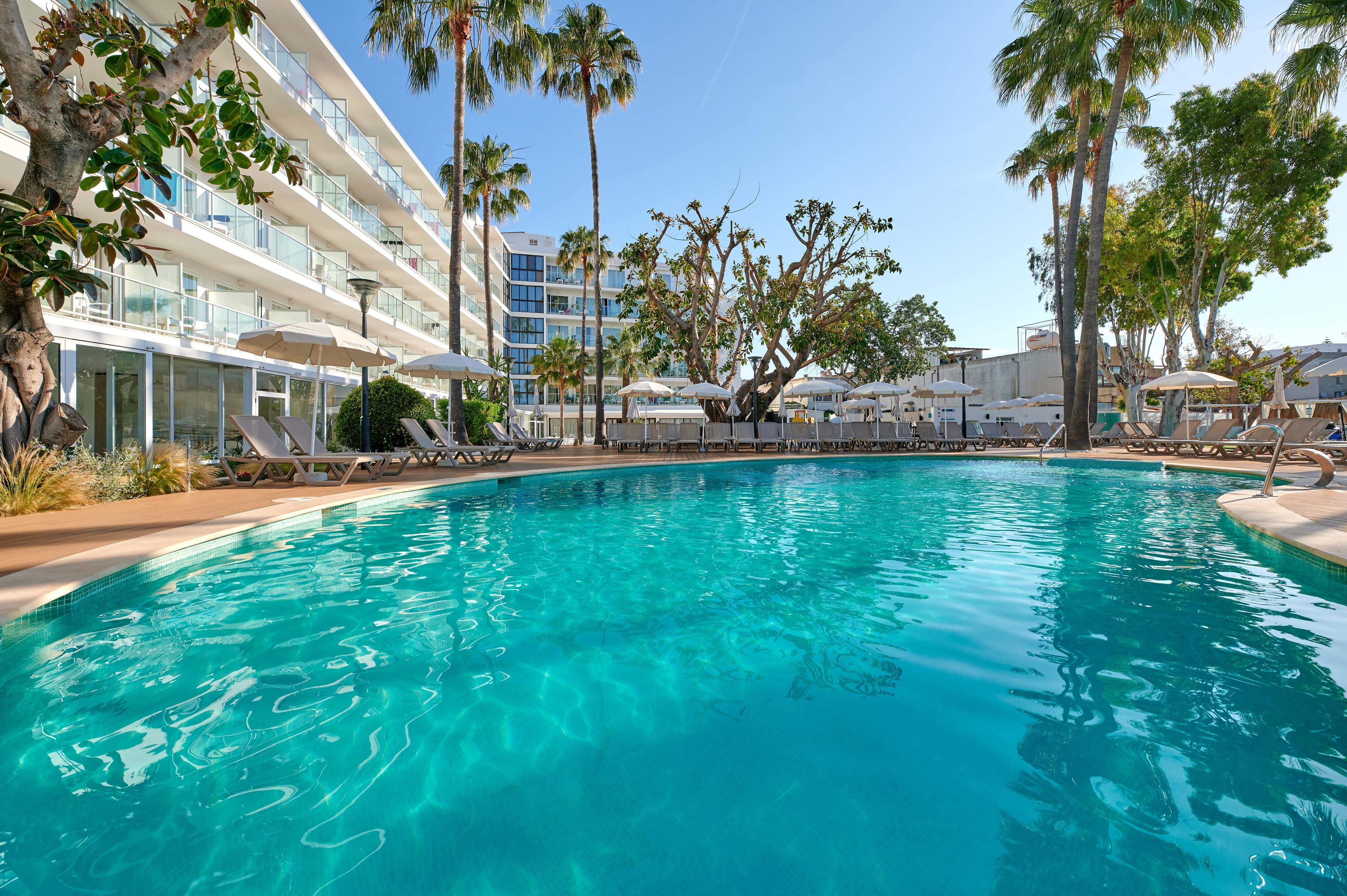 Seasonal outdoor pool, pool umbrellas, sun loungers