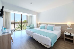 Minibar, caja fuerte, cortinas opacas y ropa de cama