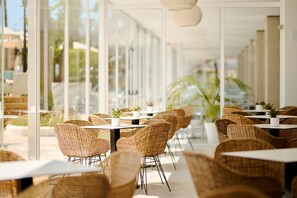 5 bars, bar en bord de piscine