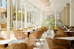 5 bares y bar junto a la piscina