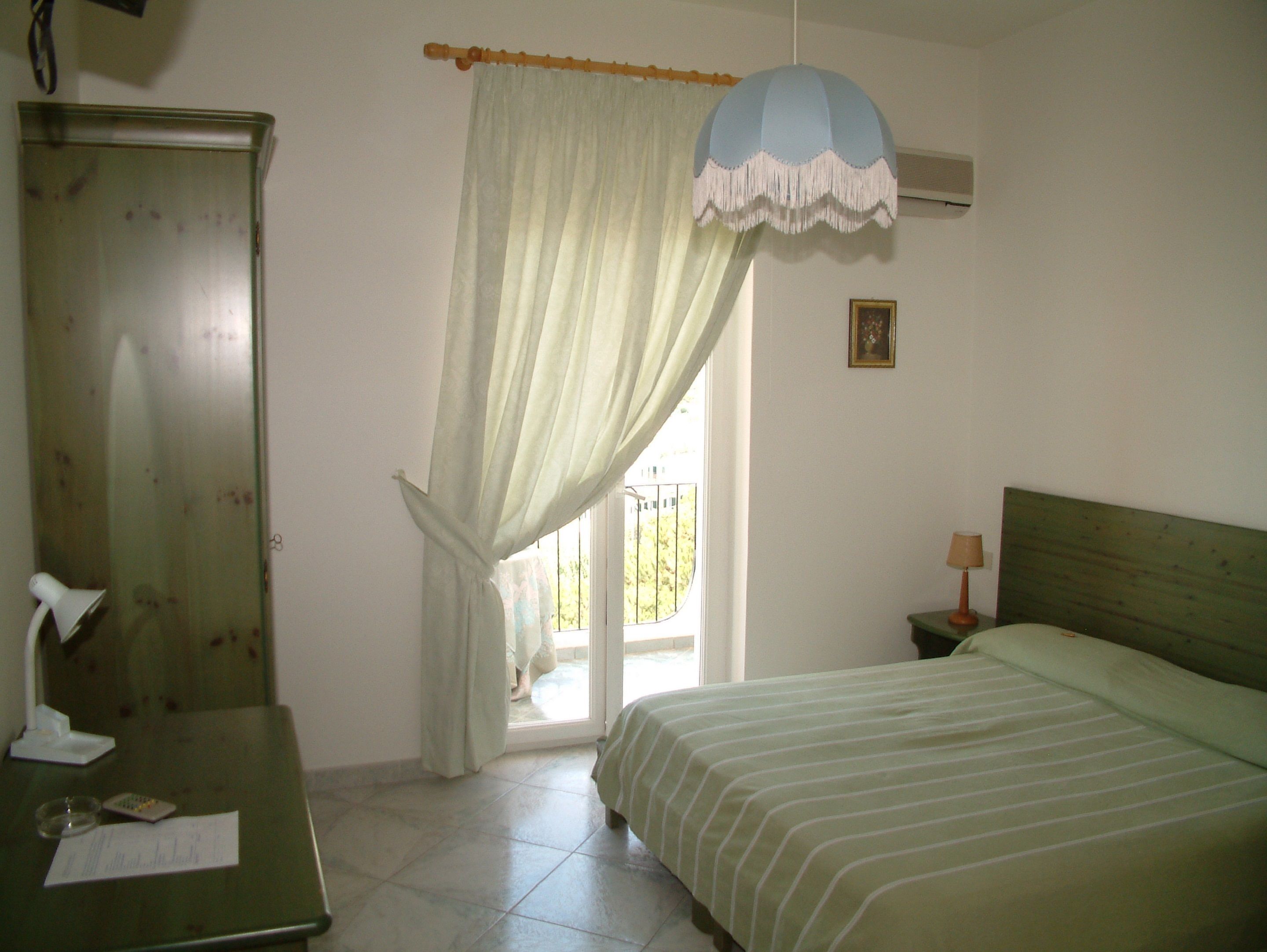 double room | premium bedding, in-room safe, desk, free cots/infant beds