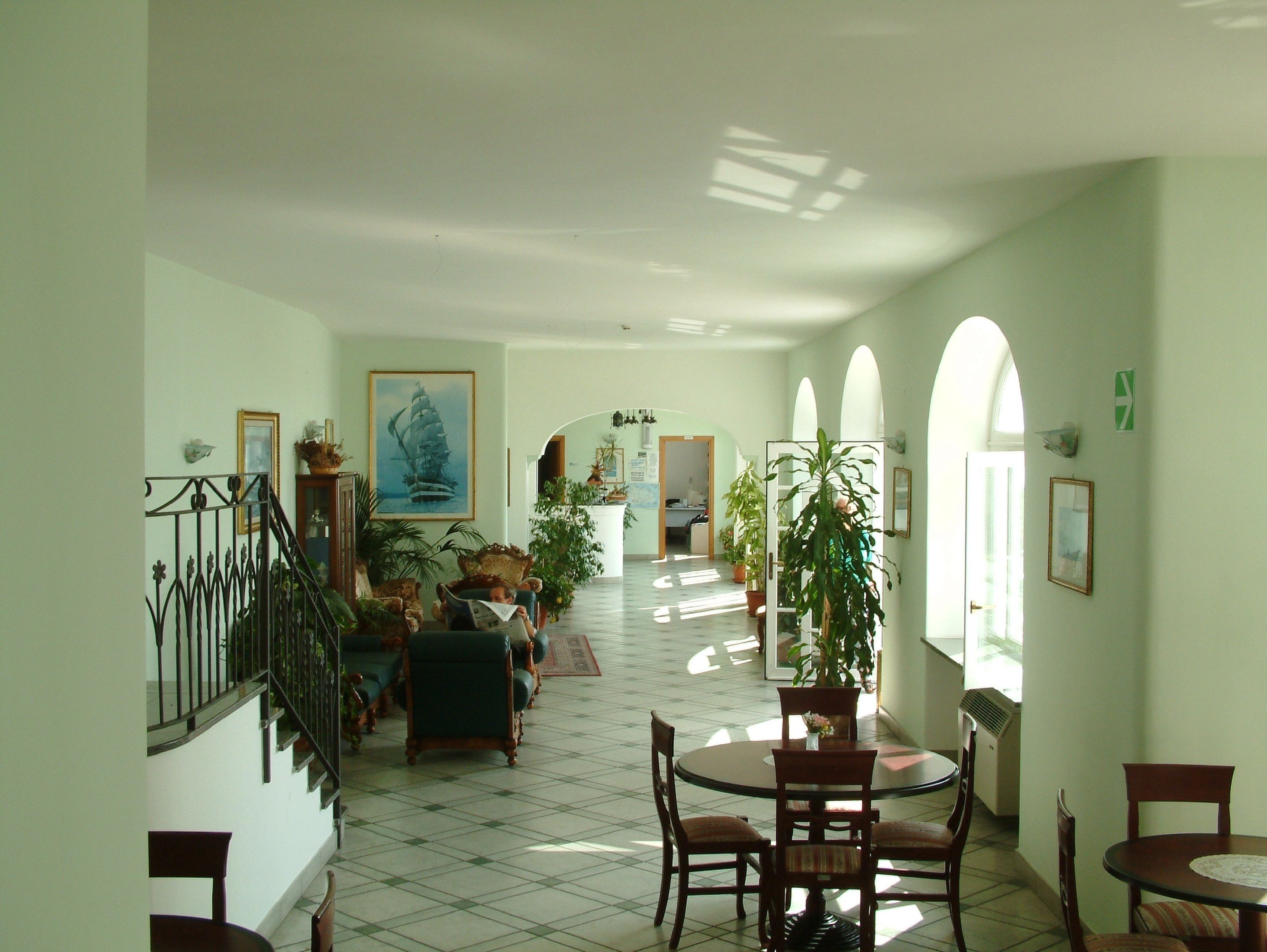 breakfast (eur 5.00 per person)