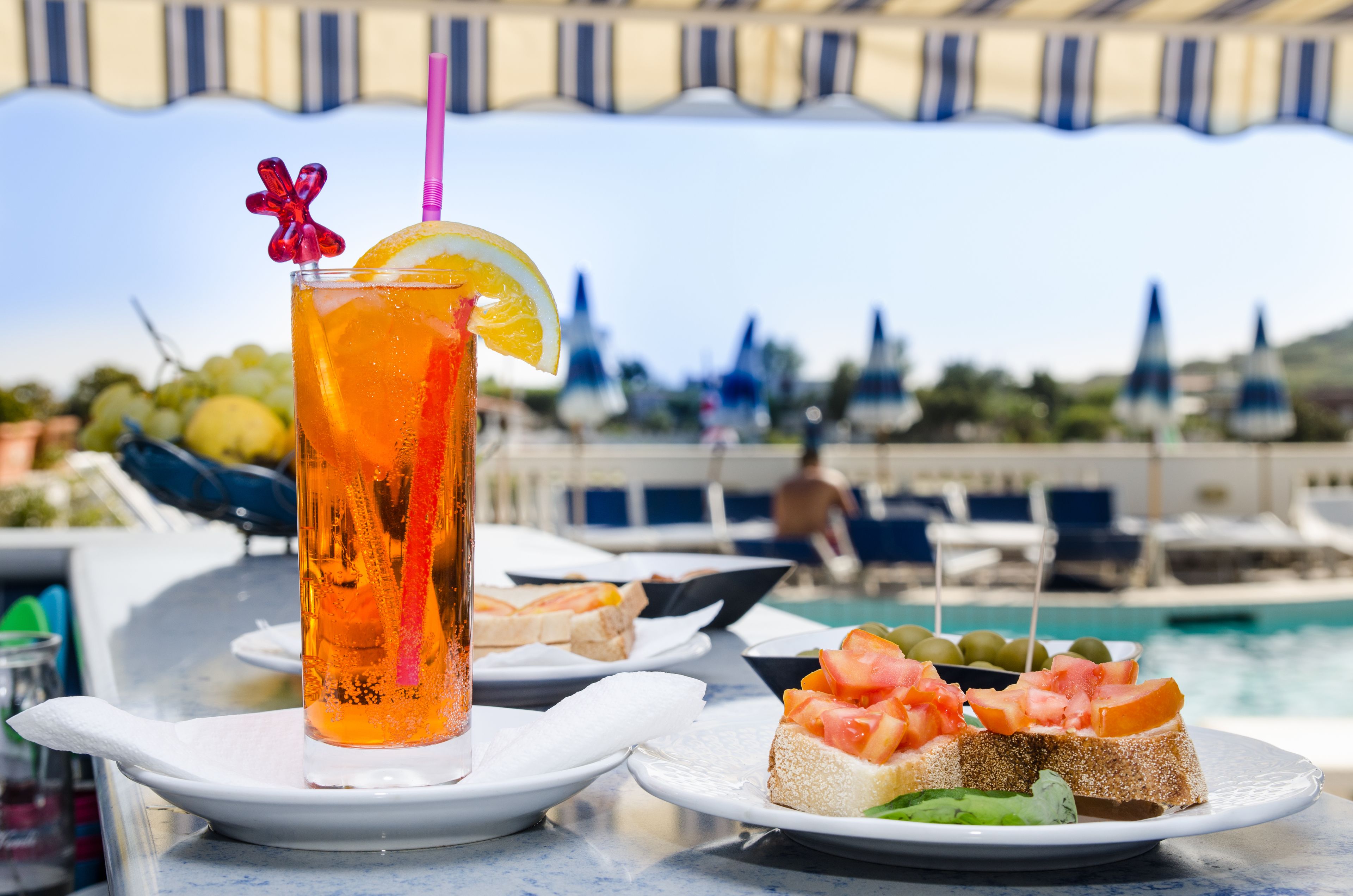 2 bars/lounges, poolside bar