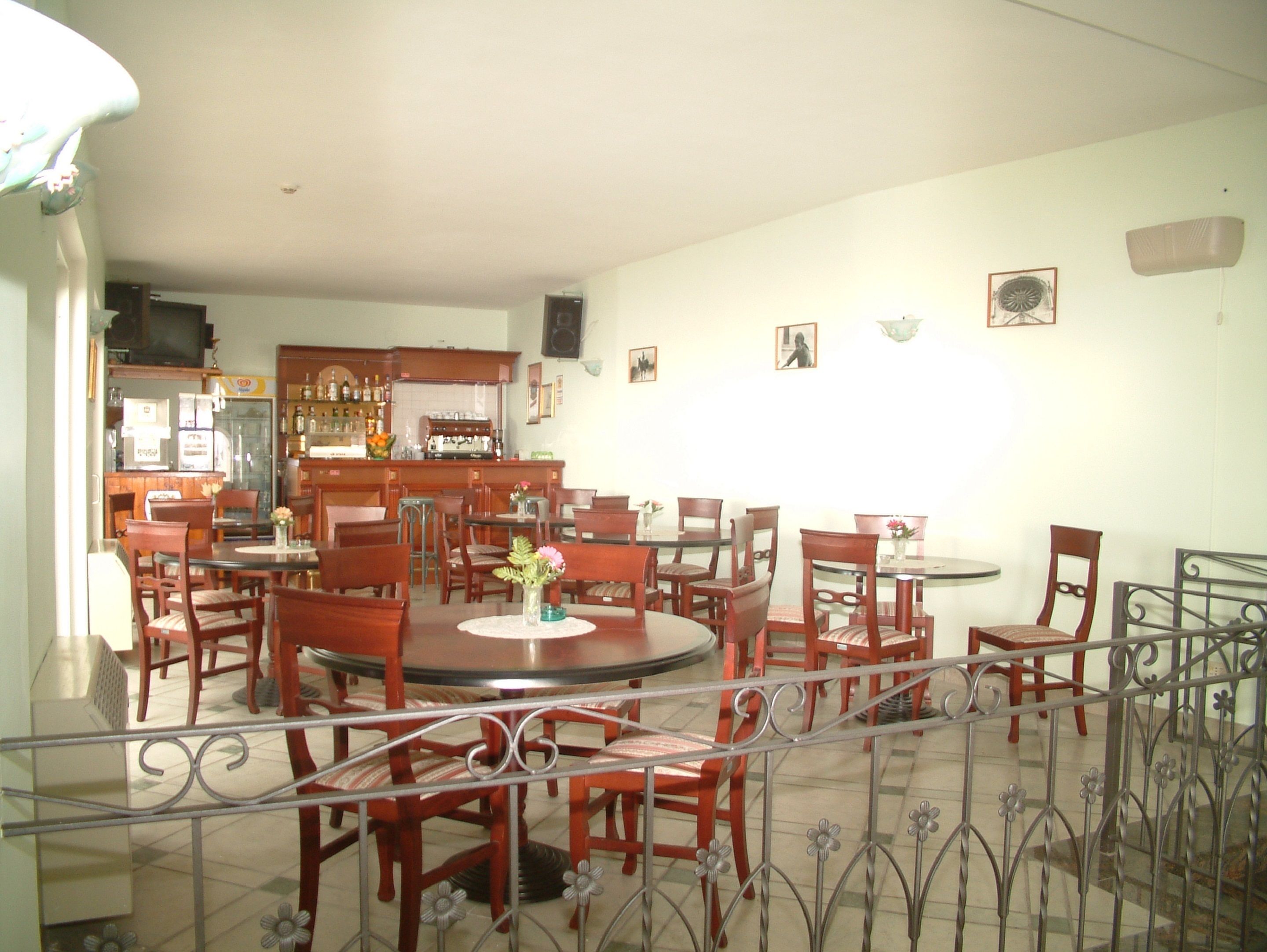 2 restaurants, lunch served