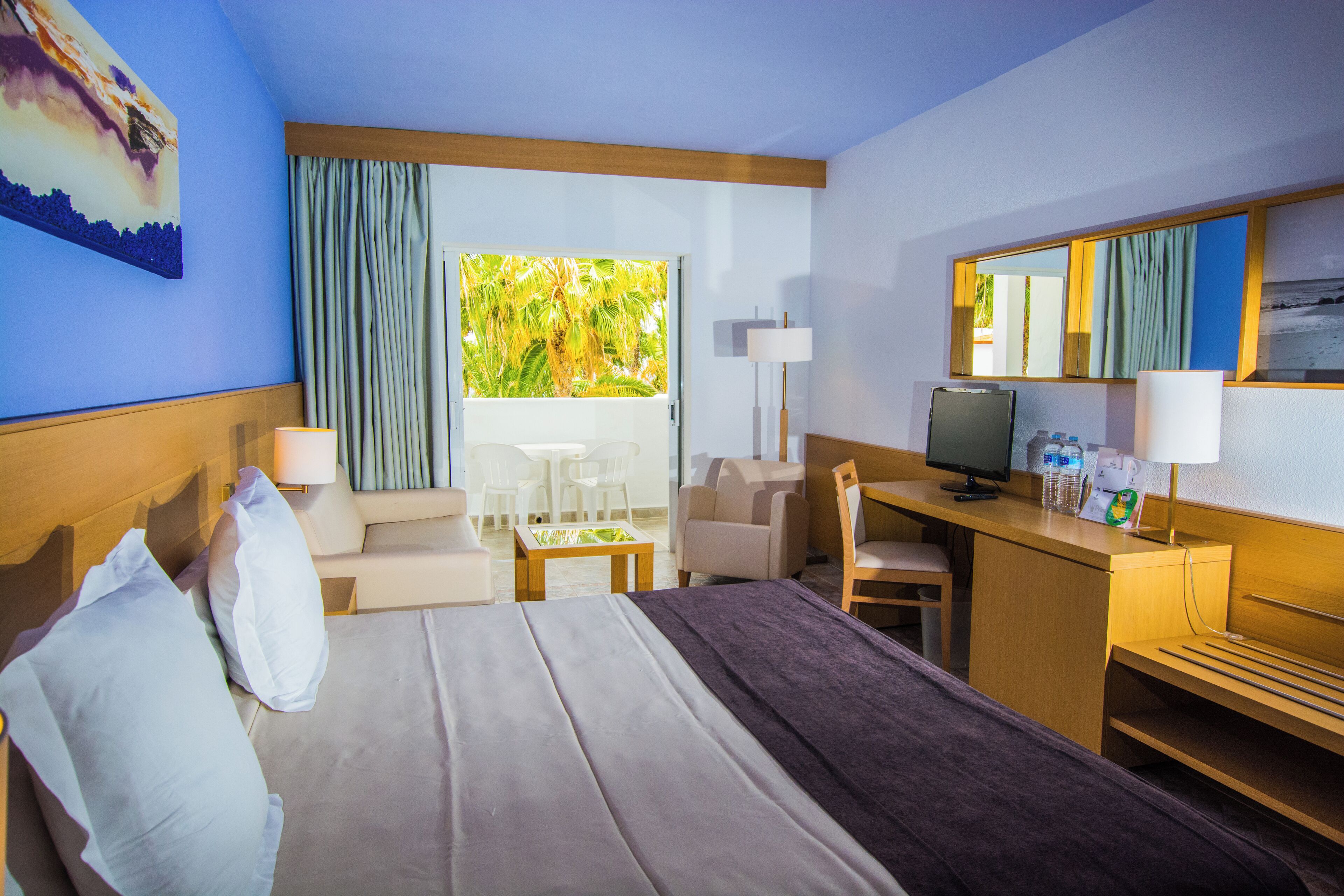 Premium bedding, minibar, in-room safe, desk