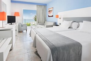 أغطية فراش متميزة وميني بار وخزنة داخل الغرفة ومكتب