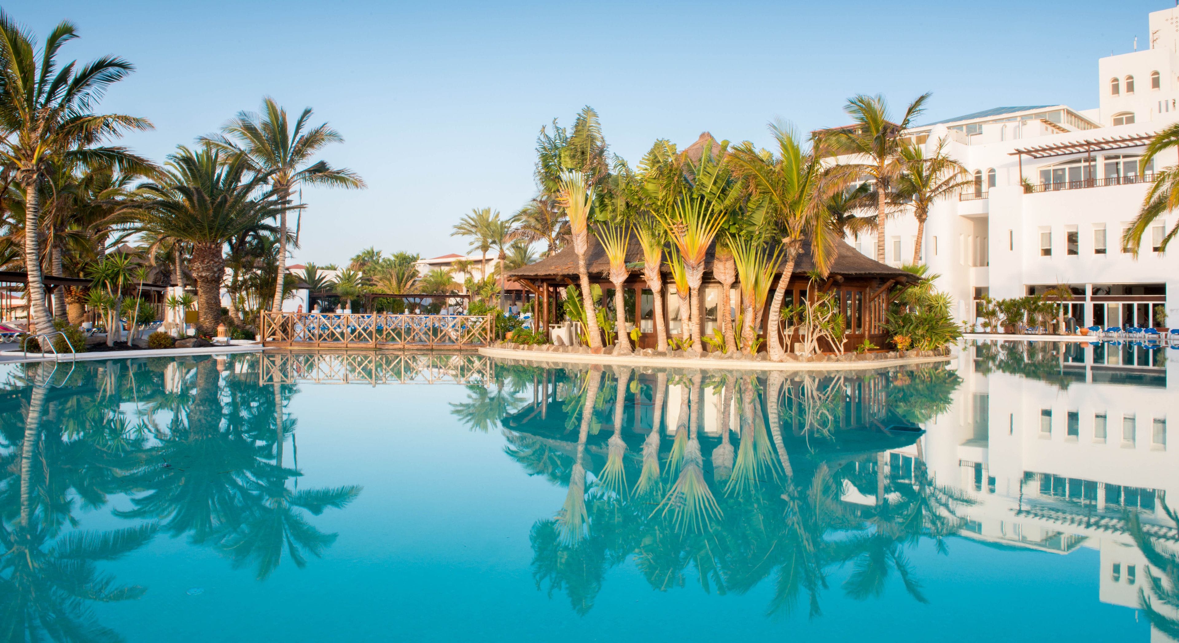 5 outdoor pools, pool umbrellas, pool loungers