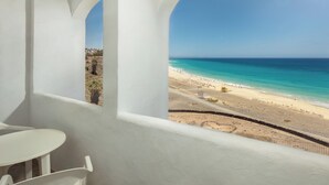 A balcony with a view of a beach and ocean. - Club Jandía Princess - All Inclusive (Pajara)