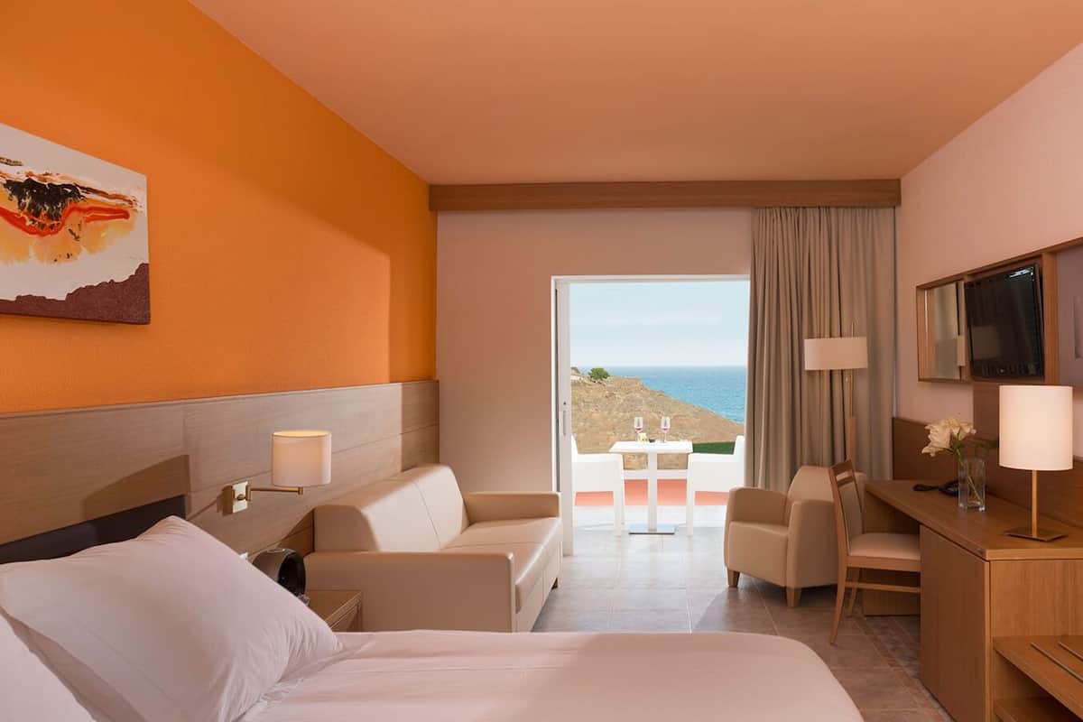Habitación triple estándar, balcón, vista al mar (Adults Only Area +18) | 1 habitación, ropa de cama de alta calidad y minibar