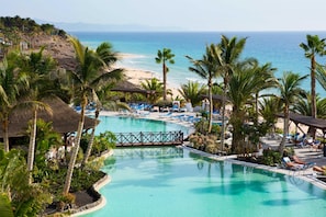 5 outdoor pools, pool umbrellas, sun loungers