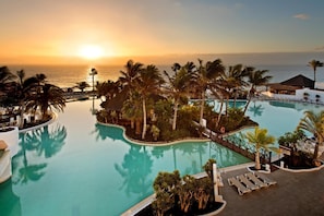 5 outdoor pools, pool umbrellas, pool loungers