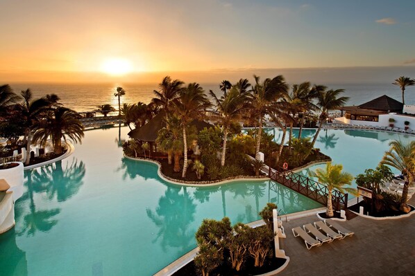 5 outdoor pools, pool umbrellas, sun loungers