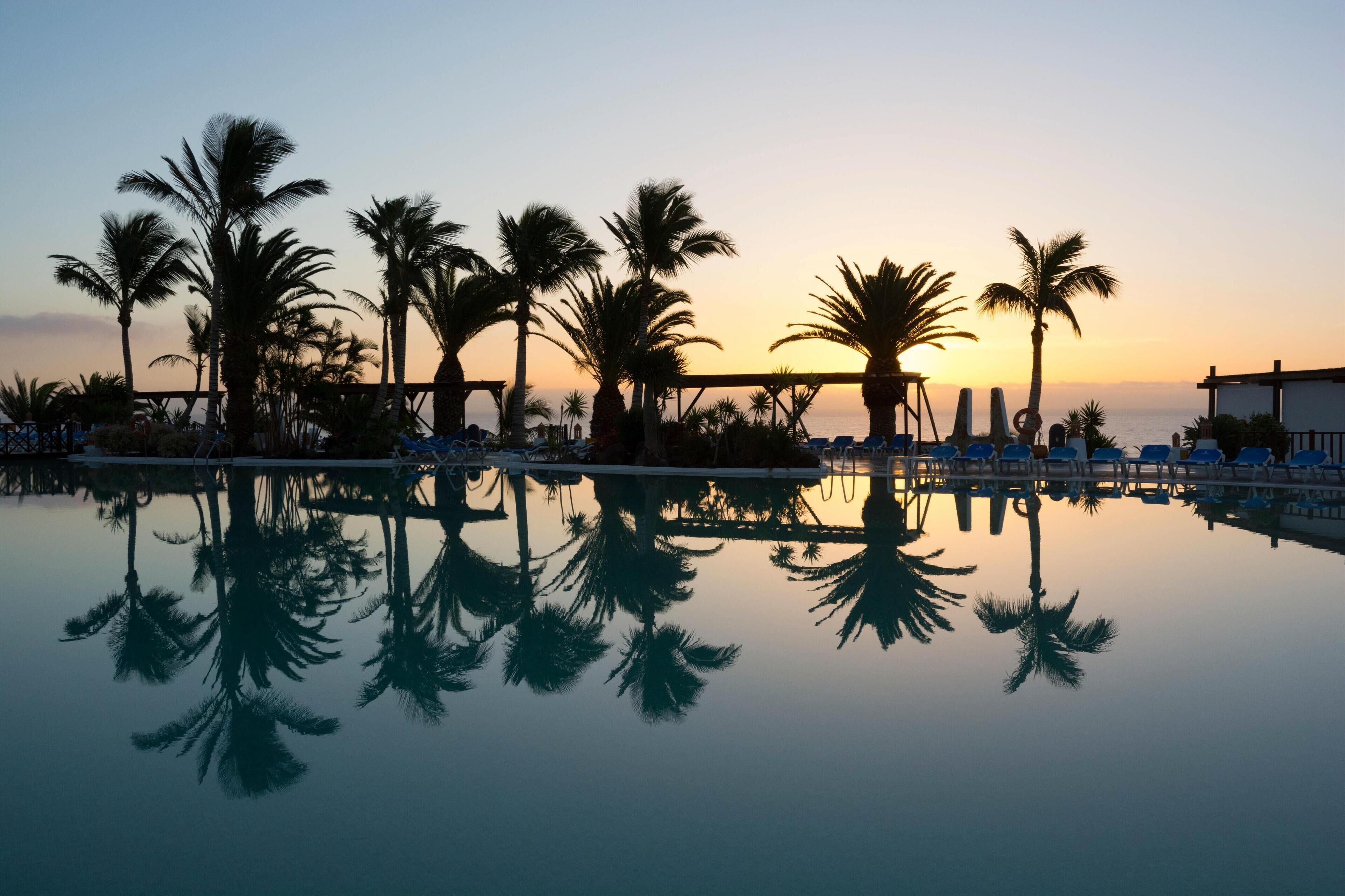 5 outdoor pools, pool umbrellas, pool loungers