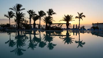 5 outdoor pools, pool umbrellas, sun loungers