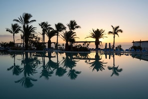 5 piscinas al aire libre, sombrillas, sillones reclinables de piscina