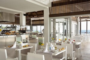 3 개의 레스토랑, 아침 식사, 점심 식사, 저녁 식사 제공(스페인 요리)