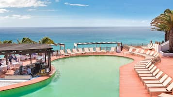 5 outdoor pools, pool umbrellas, pool loungers