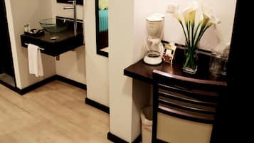 Shower, perlengkapan mandi gratis, pengering rambut, dan handuk