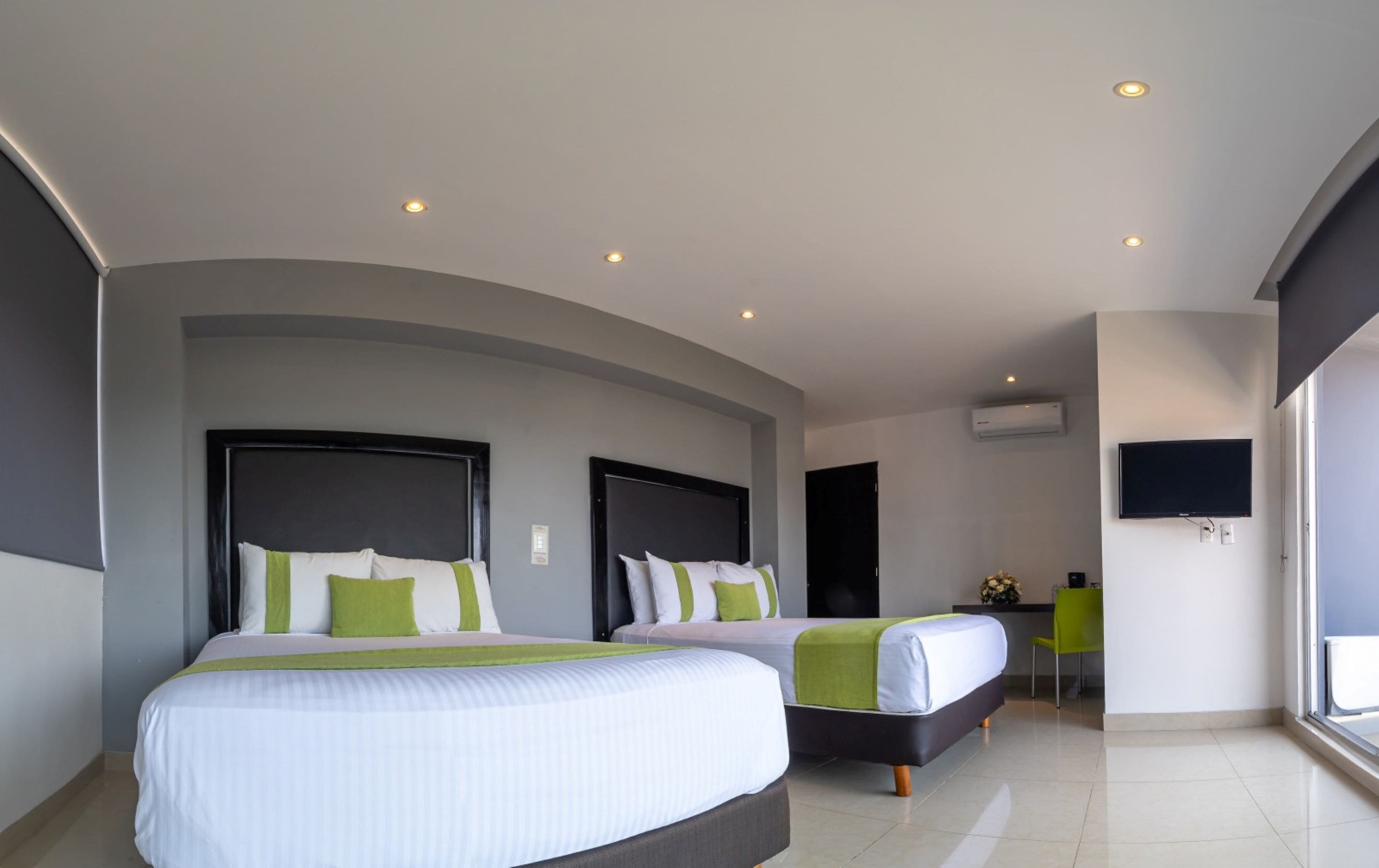 Room (Dog Friendly) | Brankas, setrika/meja setrika, dan Wi-Fi gratis
