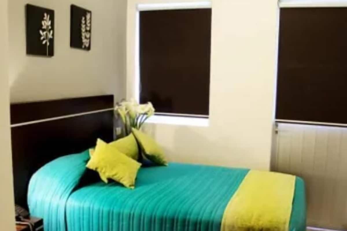 Caja de seguridad en la habitación y tabla de planchar con plancha