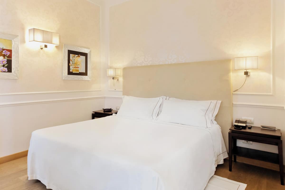 Classic Room | Minibar, in-room safe, individually decorated, individually furnished