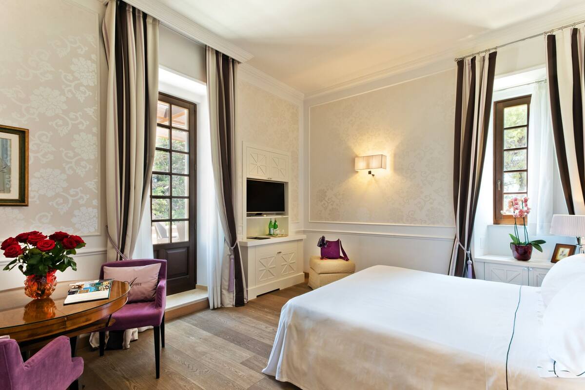 deluxe room, sea view | minibar, in-room safe, individually decorated, individually furnished