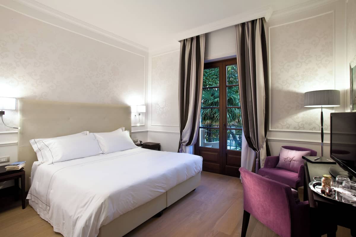 Minibar, in-room safe, individually decorated, individually furnished