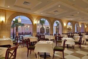 2 restaurants, serveren diner