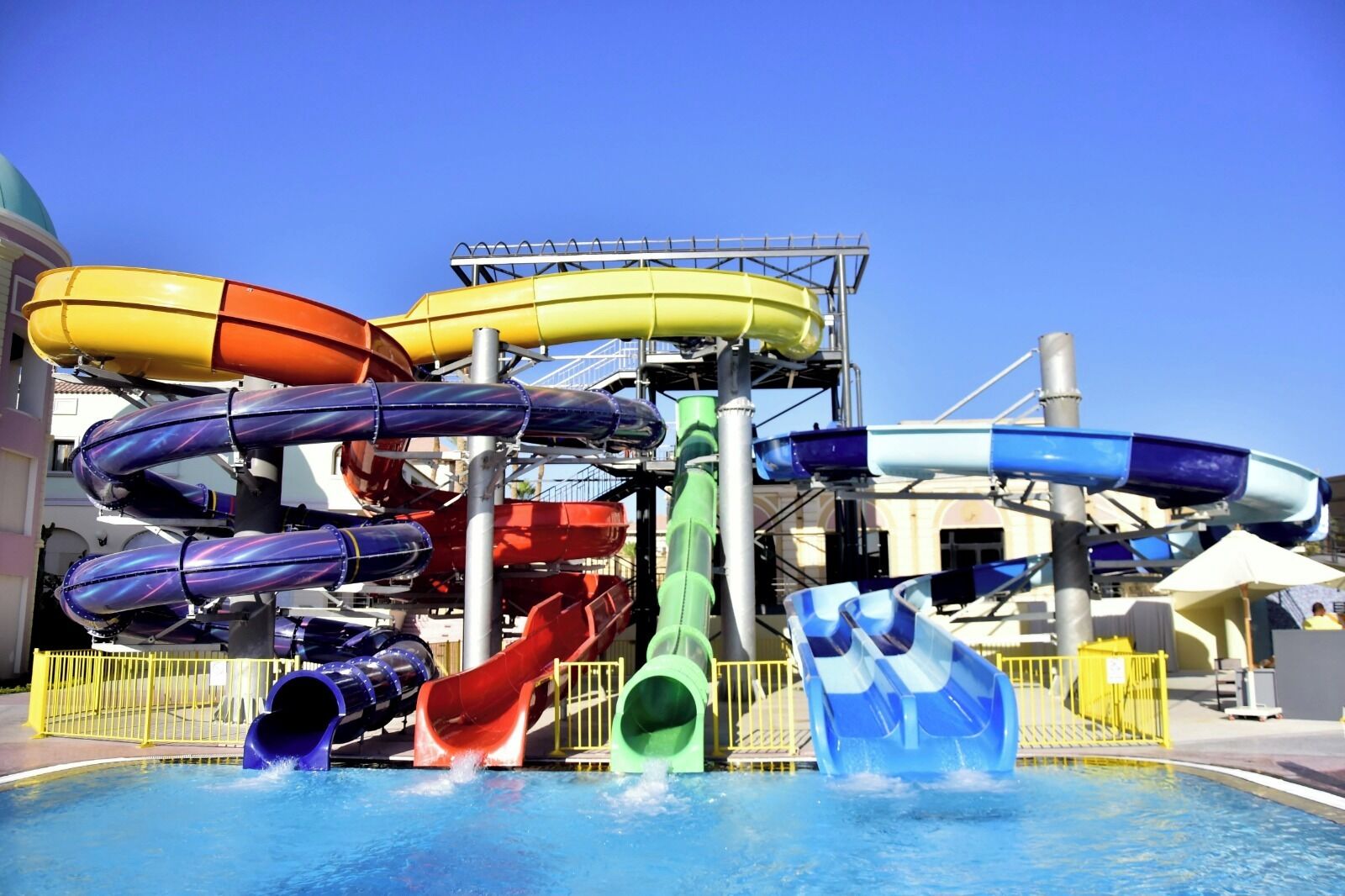 2 outdoor pools, sun loungers