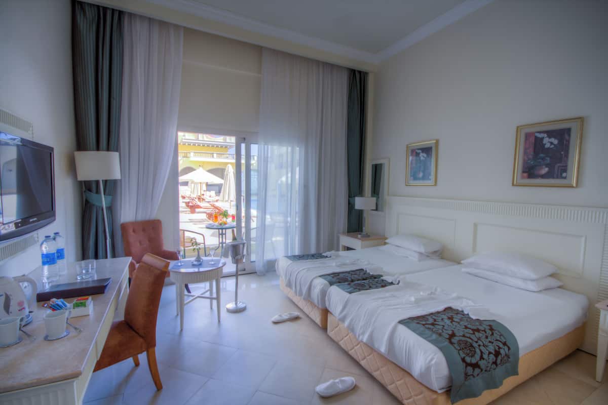 Deluxe Double or Twin Room, 1 Bedroom | Down comforters, minibar, in-room safe, individually furnished