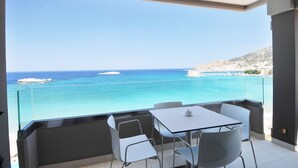 Un balcón con vista despejada al mar y una costa lejana.
