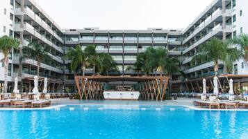 Outdoor pool, pool loungers