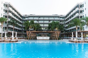 Outdoor pool, pool loungers