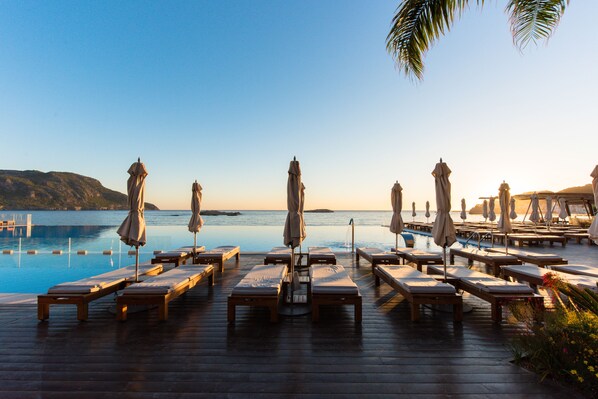 Outdoor pool, pool loungers