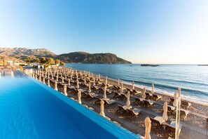 Breakfast and dinner served