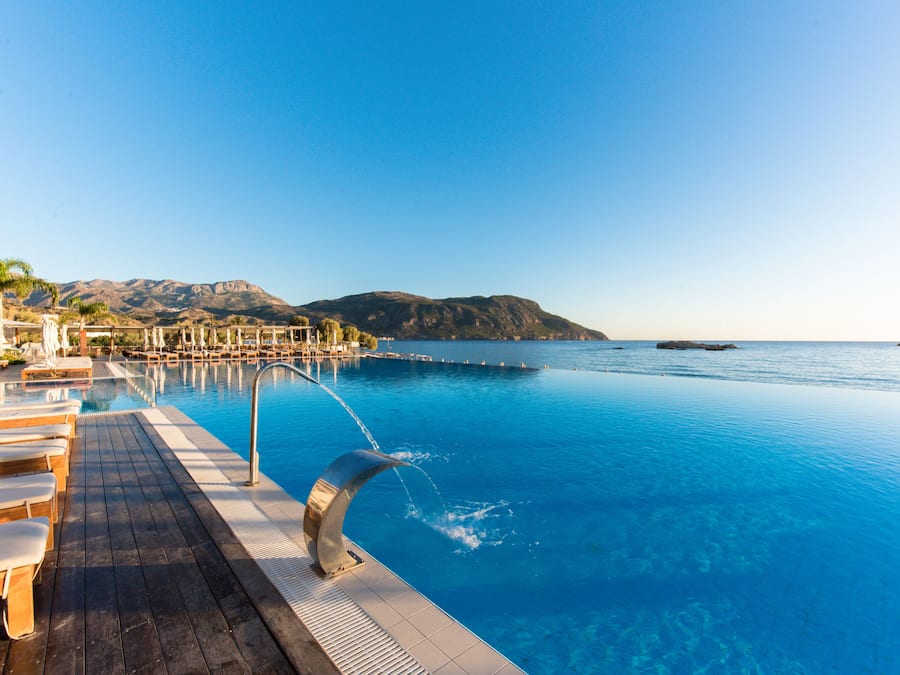 Utomhuspool och solstolar