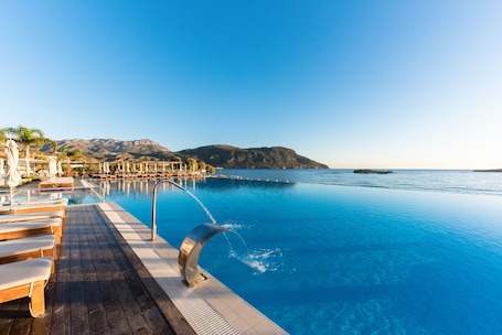 Piscina externa, espreguiçadeiras. Alimounda Mare