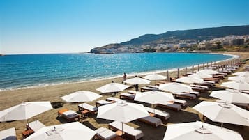 Sur la plage, chaise longue, parasol, serviettes de plage