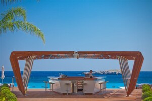 Breakfast and dinner served