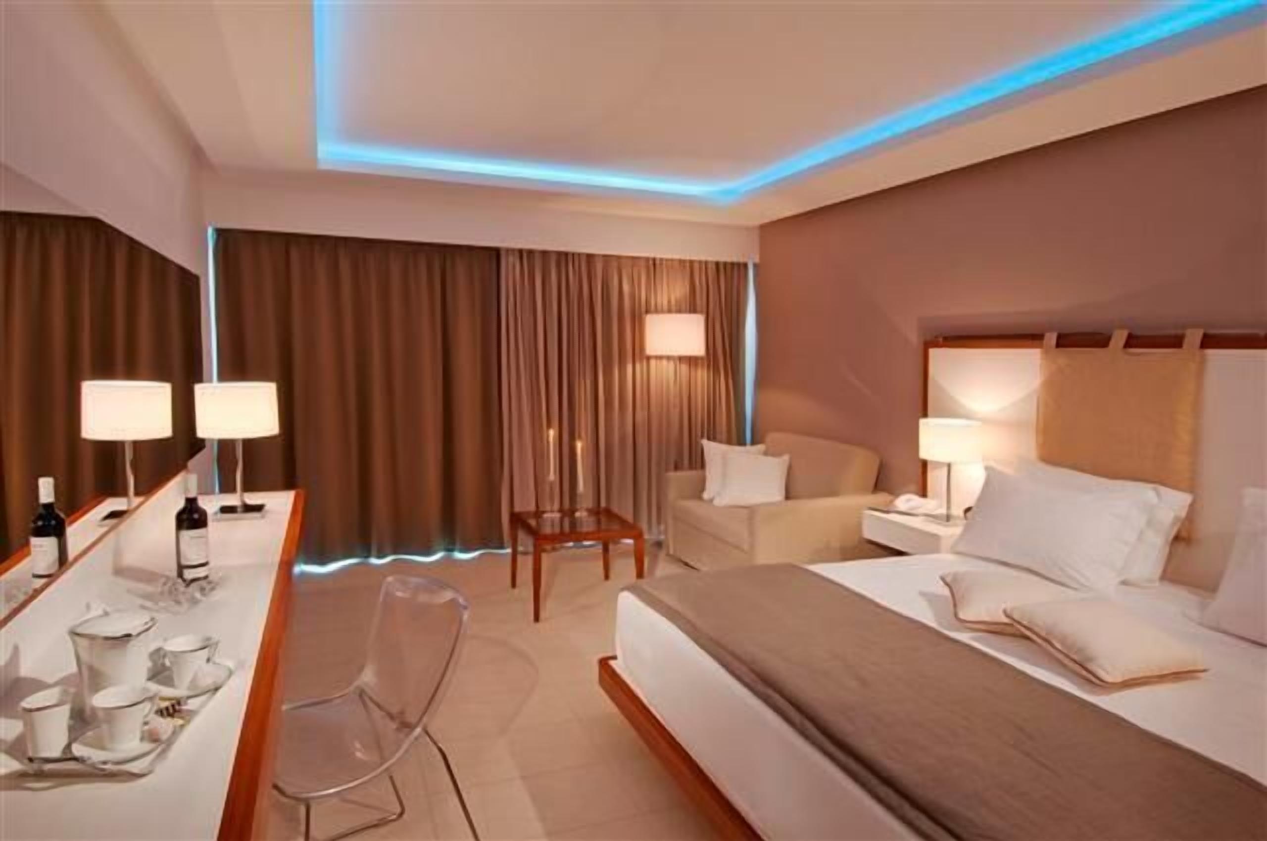 standard room, sea view | in-room safe, desk, blackout curtains, wifi