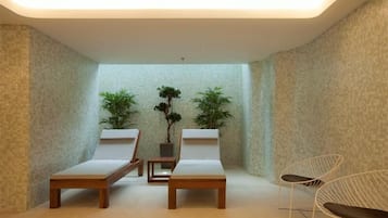 Salas de tratamiento para parejas, sauna y tina de hidromasaje