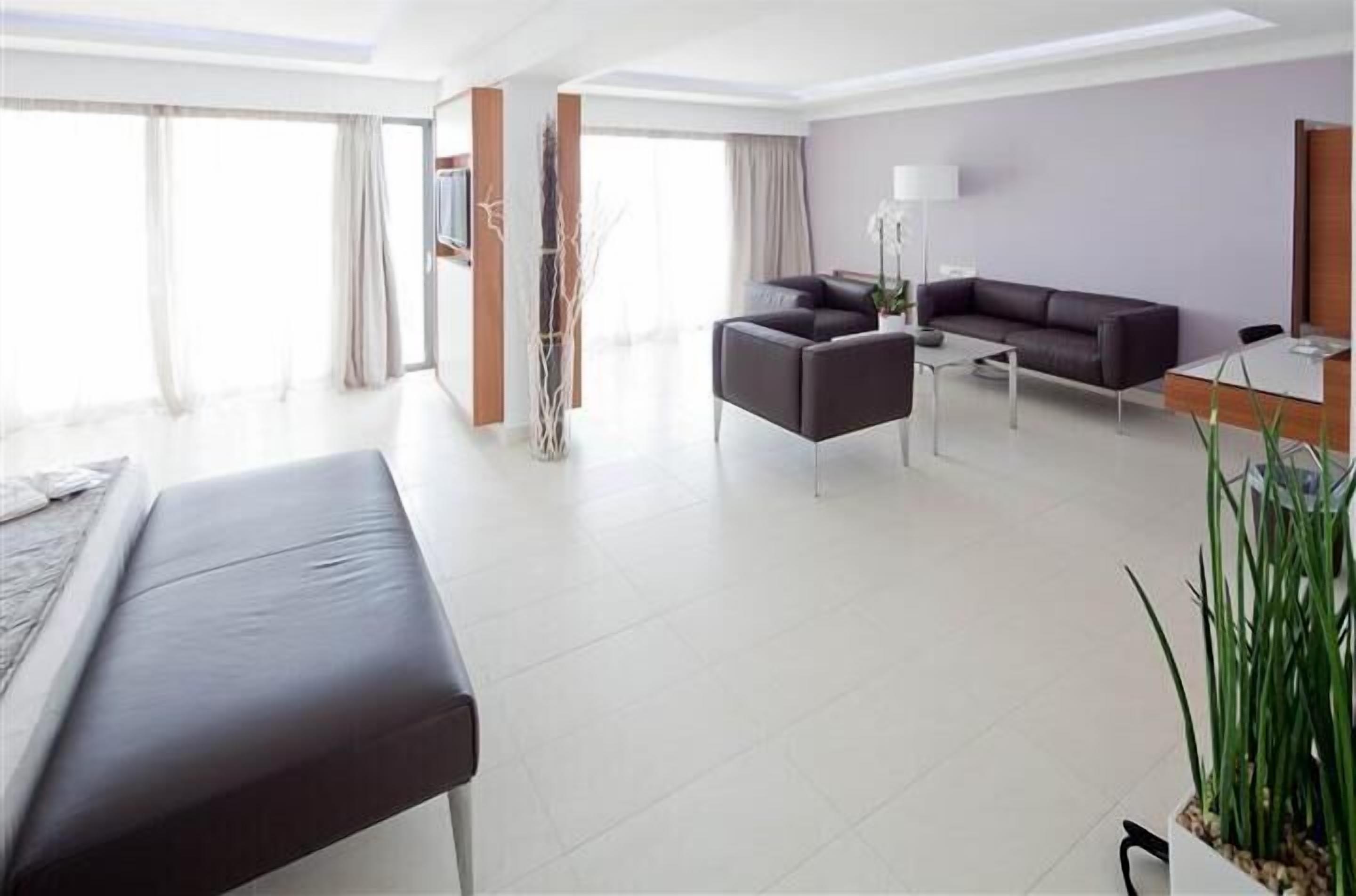 executive suite, sea view | living area | 32-inch lcd tv with satellite channels, tv