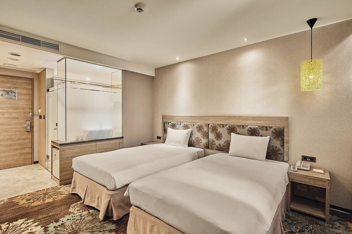 Deluxe-Zweibettzimmer, 2 Einzelbetten | Zimmersafe, Schreibtisch, Verdunkelungsvorhänge, Bügeleisen/Bügelbrett