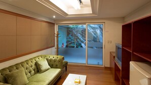 Suite (Terrace Suite) | Living area | 45-inch plasma TV with satellite channels, TV - Benikea Suwon Hotel (Suwon)