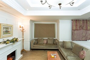 Royal Suite | Living area | 45-inch plasma TV with satellite channels, TV - Benikea Suwon Hotel (Suwon)