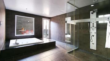 Royal Suite | Bathroom | Separate tub and shower, deep soaking tub, rainfall showerhead